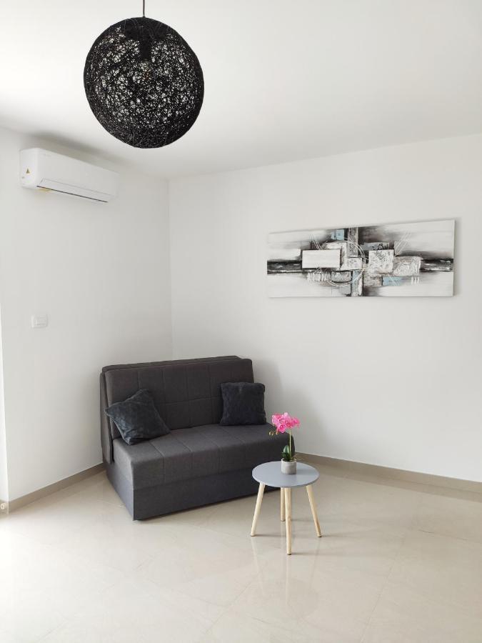 White Studio Apartman Pula Exteriér fotografie