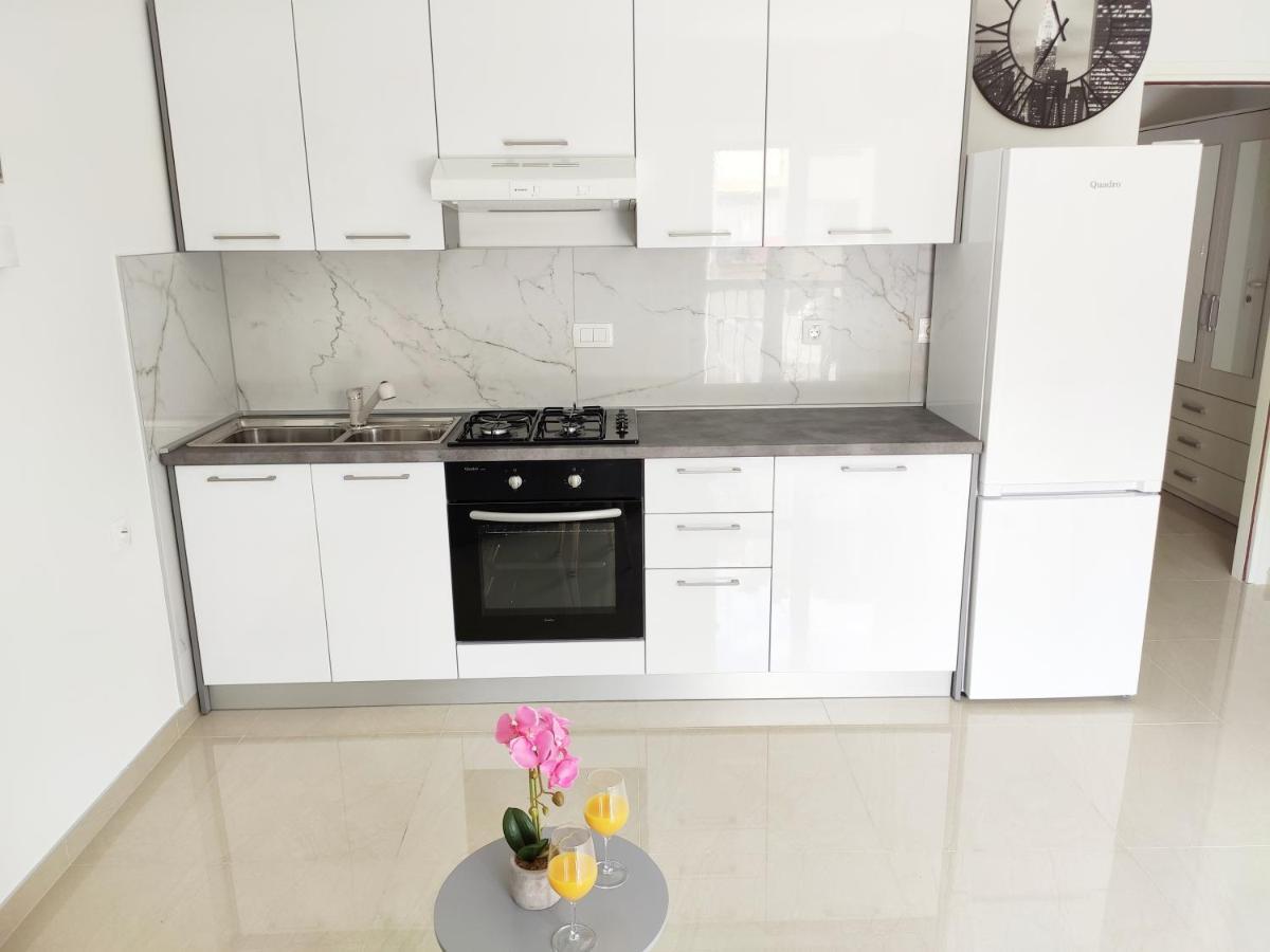 White Studio Apartman Pula Exteriér fotografie